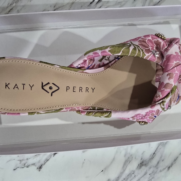 Size 7.5! Katy Perry Collections Floral Sandals in Pink and Green - Picture 6 of 11